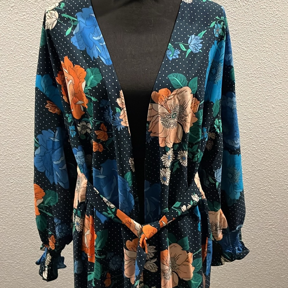 This duster is gorgeous and very versatile, the colors are amazing - Picture 7 of 13